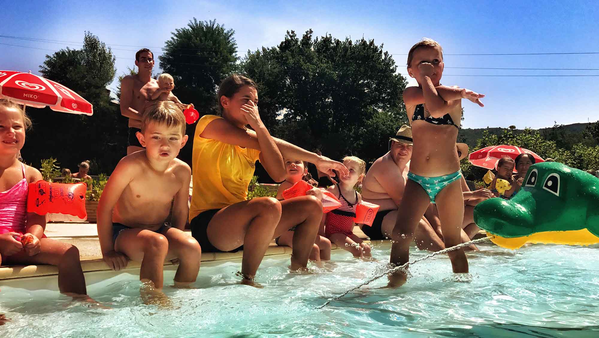 rijtje-zwembad-kinderen-camping-la-garenne